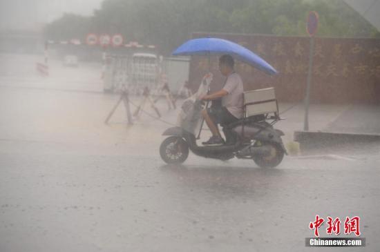 7月31日，暴雨侵袭福州，市民艰难出行。<a target='_blank' href='http://www.chinanews.com/'>中新社</a>记者 王东明 摄