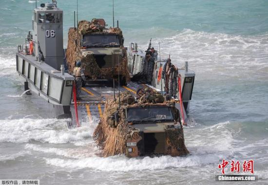 当地时间7月13日，美澳两国士兵在澳大利亚参加两年一次的“护身军刀”联合军演。