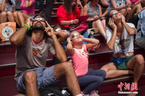 此次日食也为科学家探索太阳、地球、月球及其相互作用奥秘提供了机会，很多科学家借此开展相关研究，仅NASA就动用了11架航天器、50多个高空气球以及众多地面观测站进行多点观测。图为众多民众聚集在时报广场观看日食。 <a target='_blank' href='http://www.chinanews.com/'>中新社</a>记者 廖攀 摄