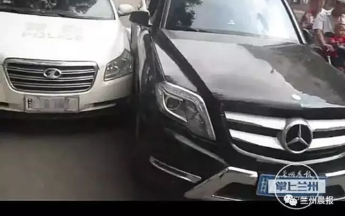 奔驰女司机不满被拍违章 开车狂追警察别停警车