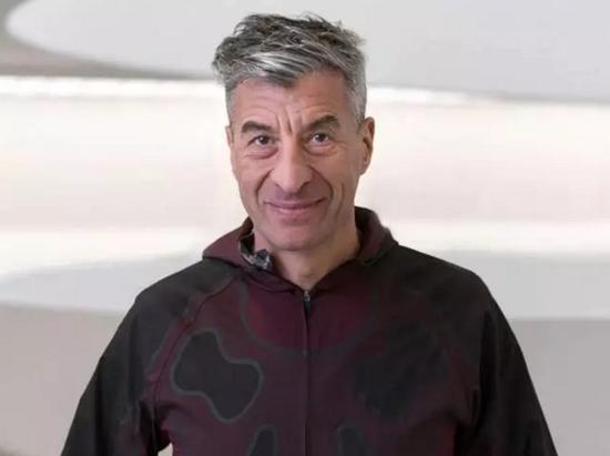 图为Maurizio Cattelan，图片来自guggenheim，版权属于原作者