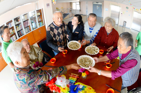 这些老人也曾如我们一般年轻，也曾为社会做出了自己力所能及的贡献，他们理应享受一个有人关爱的暮年。