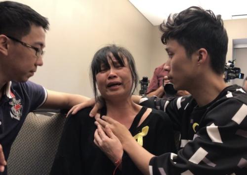 　　章莹颖的母亲叶丽凤(中)在当地时间22日的说明会中，一度痛哭，右为章23岁的弟弟章新阳，左为章的男友侯霄霖。(美国《世界日报》特派员黄惠玲/摄影)