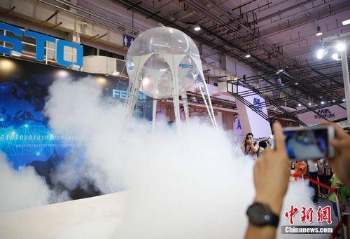 在展厅内“畅游”的仿生水母吸引了观众的目光。 <a target='_blank' href='http://www.chinanews.com/'>中新社</a>记者 刘关关 摄