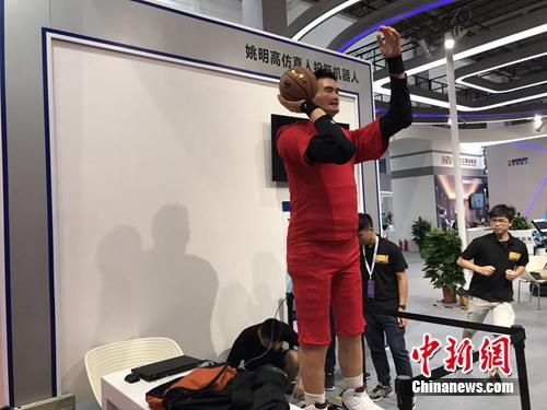 投篮机器人。<a target='_blank' href='http://www.chinanews.com/' >中新网</a> 吴涛 摄