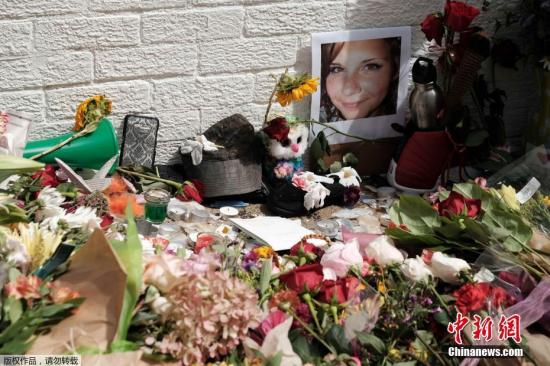 当地时间2017年8月13日，美国弗吉尼亚州夏洛茨维尔市，民众在事发地点献花悼念遇难者。弗吉尼亚大学位于夏洛茨维尔市，当地时间12日爆发示威游行，各地的白人民族主义者和右翼活动人士来到这个大学城。警方预计这次集会人数多达2000到6000人，有机构称这可能是“几十年来美国最大的一次仇恨集会”。期间，一台银色汽车突然高速驶向人群，现场传来多阵尖叫声。从片段可见，在场民众起初未有意识到有人正要开车向他们袭来，相隔约10秒后才开始争相逃跑，现场陷入一片混乱。