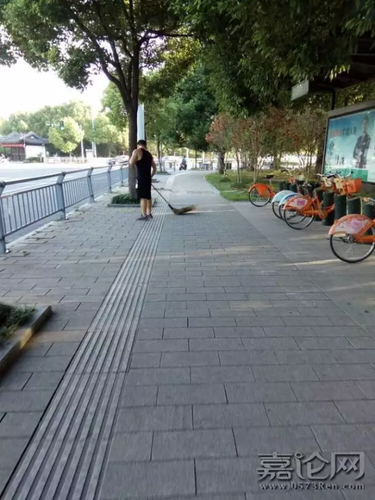 29岁同济博士暑期帮环卫工父母扫马路 网友吵炸了