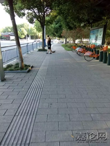 29岁同济博士暑期帮环卫工父母扫马路 网友吵炸了