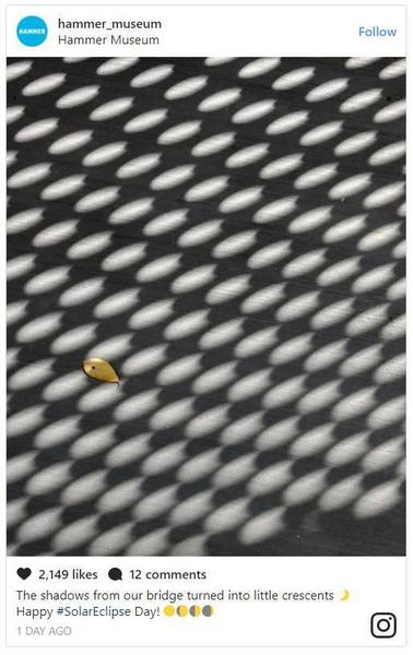 　　“桥上的影子变成小月牙形状啦！日全食日快乐！?！蓖计篢he Hammer Museum的Instagram