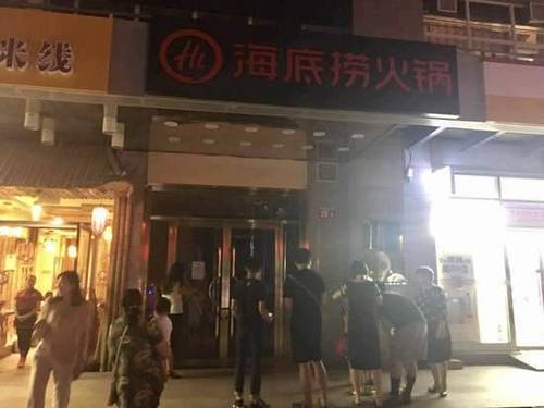 停业后的海底捞:仍有人登门 店方送底料优惠卡致歉
