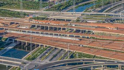 “四纵四横”广覆盖 高铁带你陆上“飞”