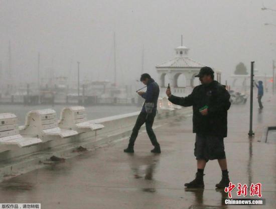 当地时间2017年8月25日，美国德克萨斯州，飓风“哈维”逼近美国德州给当地生产生活带来巨大影响。