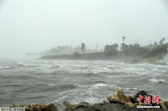 当地时间2017年8月25日，美国德克萨斯州，飓风“哈维”逼近美国德州给当地生产生活带来巨大影响。