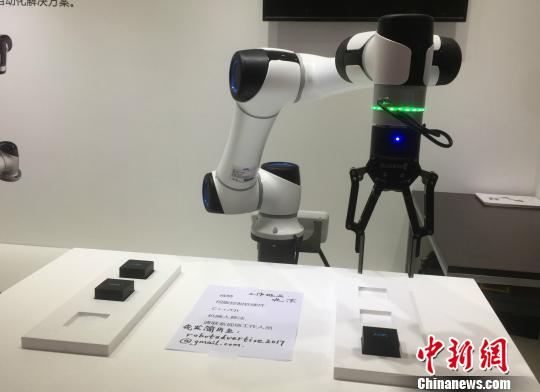 本届展会上，“人机协作”成为热点之一。图为HRG自主研发的轻型柔性机械臂首次亮相。与传统机械臂的“大个子”不同，这款新型机器臂小巧灵活，能与人一起工作，一旦接触到人，会立即自动停止，保障工作者的安全?！≡?摄