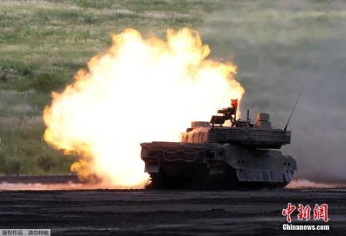 资料图：2016年8月，日本御殿场市东富士演习场，日本陆上自卫队举行年度富士综合火力演习。图为日本自卫队10式战车进行实弹射击。