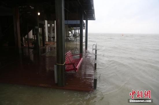 大西洋飓风“哈维”于8月25日夜间登陆得州南部沿海地区后，26日上午，风速已降至1级。图为休斯敦东南方向60公里的kiki岛沿海居民楼。26日上午，海水恢复平静无大浪，海平面上涨正浸入居民楼平台。<a target='_blank' href='http://www.chinanews.com/'>中新社</a>记者 曾静宁 摄