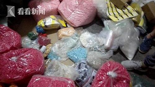 制售“假减肥药”窝点内，堆放着五颜六色的胶囊壳，这些胶囊加上不同的外包装就是一种新的“减肥药”