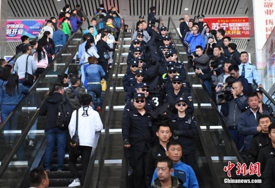 8月29日，在长春火车站，10名电信诈骗犯罪嫌疑人被长春警方从缅甸经云南押解回国。据悉，这十名犯罪嫌疑人自2013年1月开始作案235起，跨24个省、自治区、直辖市，涉案金额360万元人民币。 中新社记者 张瑶 摄