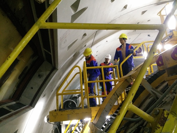 京隧道内大直径泥水盾构机正在接受检查 京隧道内大直径泥水盾构机正在接受检查