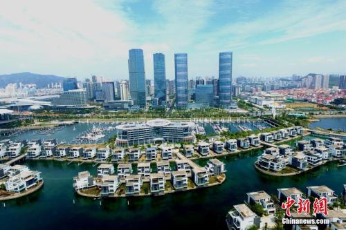 厦门环岛路国际会展中心周边高楼林立。王东明 摄