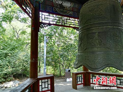 钟亭外有摄像头正对古钟。中新网记者 宋宇晟 摄