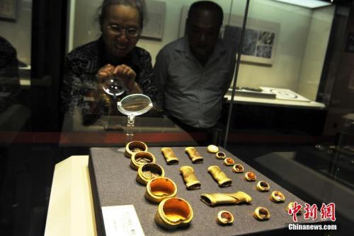 资料图：西汉海昏侯刘贺墓出土的马蹄金、麟趾金。刘占昆 摄