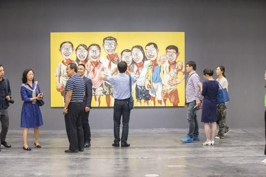 2016年曾梵志最大规模回顾展“散步”于UCCA举行，图为展览现场。
