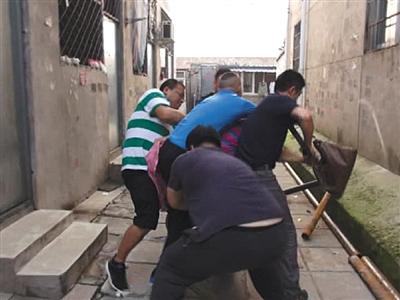 　8月16日凌晨6时许，民警抓捕盗窃机动车燃油嫌疑人。本版图片/警方供图