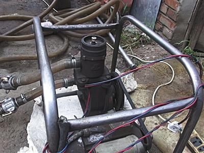 警方在嫌疑人改造的“抽油车”上起获抽油泵等设备。本版图片/警方供图