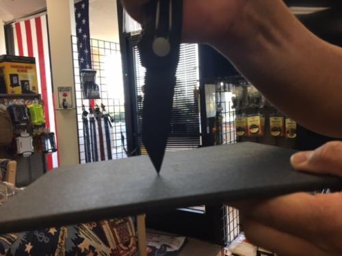  　　防弹甲还可挡住刀子袭击。(美国《世界日报》记者张宏／摄影)