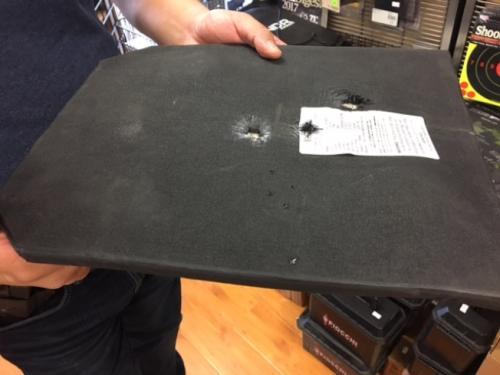 　民用防弹甲也可挡住子弹。(美国《世界日报》记者张宏／摄影)