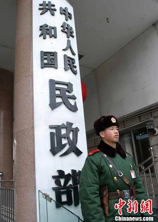 据民政部消息：截止2004年9月30日，中国共撤并乡镇864个，减少了乡镇行政人员和财政的开支，减轻了农民的负担。<a target='_blank' href='http://www.chinanews.com/'>中新社</a>发 史利 摄