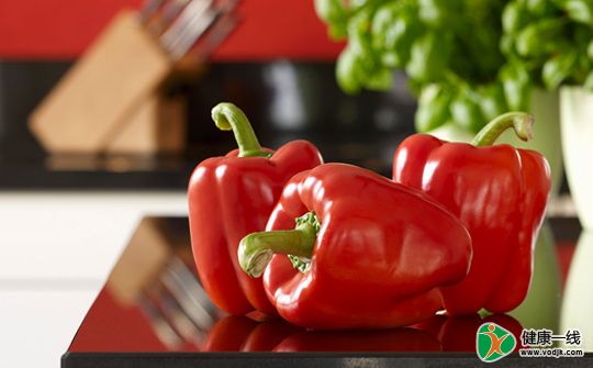 延缓皮肤衰老多吃红椒三文鱼