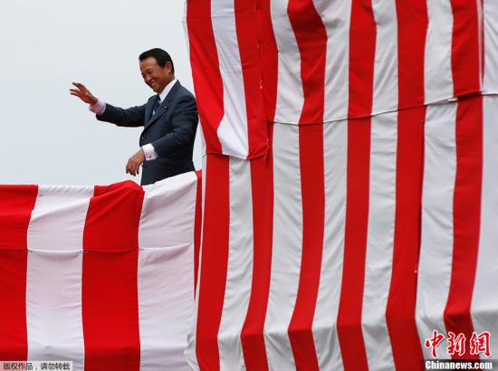 2013年8月6日，日本海上自卫队22DDH型直升机航母在横滨下水。图为日本副首相和财政大臣麻生太郎参加“出云号”启动仪式。