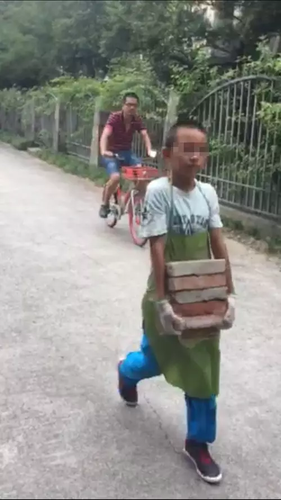 11岁搬砖男孩已退学:学校的教育不好 我自己可以学