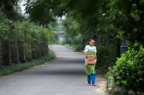 11岁搬砖男孩已退学:学校的教育不好 我自己可以学
