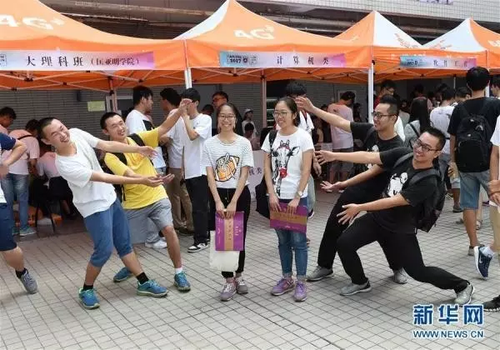 这所学校共有37对双胞胎 网友:和老师玩连连看?