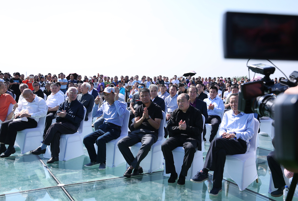 (3)(由右至左)中国文联原副主席、中国书法家协会顾问段成桂先生，中国国家画院常务副院长卢禹舜先生，吉林省工艺美术馆馆长冯宇平先生，全国人大农业与农村委员会副主任委员、#2A43FF4