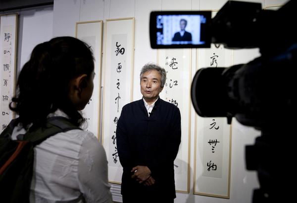 （7）景喜猷先生接受央视书画频道记者采访