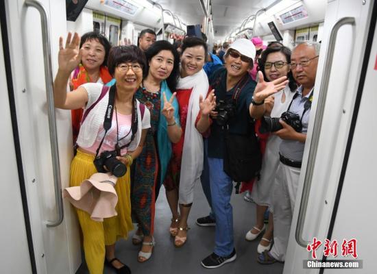 6月30日，市民早早赶来体验长春地铁1号线。当日，地处中国东北的长春市地铁1号线通车试运营，这是吉林省内开通的首条地铁。至此，中国东北地区四个副省级城市全部拥有了地铁交通。据了解，长春地铁1号线采用的是国内新款高寒地铁列车，可在零下35摄氏度低温条件下正常运行，这也是目前中国最轻的铝合金地铁列车。<a target='_blank' href='http://www.chinanews.com/'>中新社</a>记者 张瑶 摄