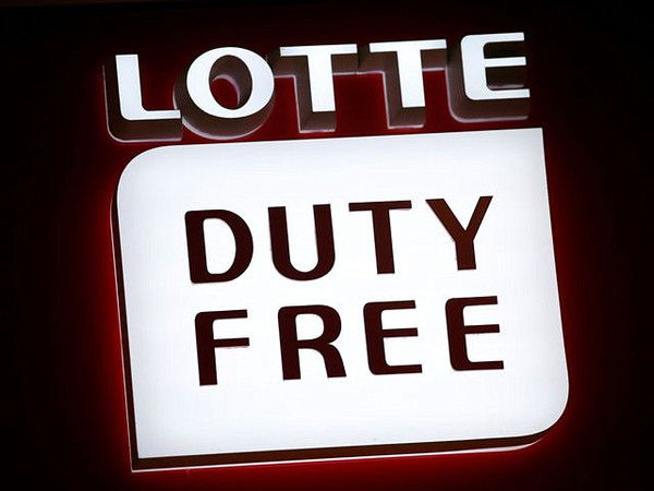 首尔，乐天免税店标识。（新华/路透）