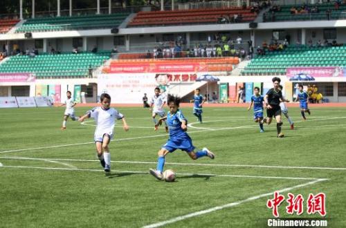 资料图：长沙雨花教育队员(图左)对阵富力切尔西足球学校?！〕路?摄