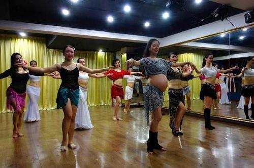 准妈妈怀孕8个月跳肚皮舞