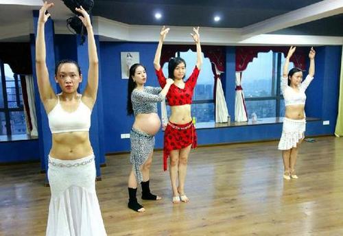 准妈妈怀孕8个月跳肚皮舞