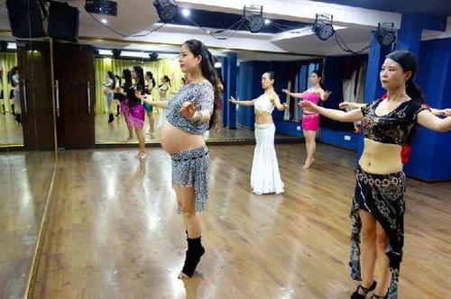 准妈妈怀孕8个月跳肚皮舞