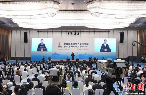 9月5日，中国国家主席习近平在厦门国际会议中心会见中外记者，介绍金砖国家领导人第九次会晤和新兴市场国家与发展中国家对话会情况。<a target='_blank' href='http://www.chinanews.com/'>中新社</a>记者 侯宇 摄