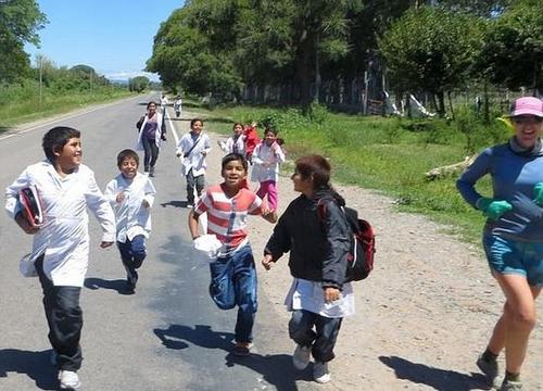 英夫妇跑步上万公里穿越南美洲 称生活真实自然