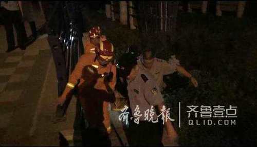 福山一男子酒后跳河落入7米深草丛，腰部受伤终获救