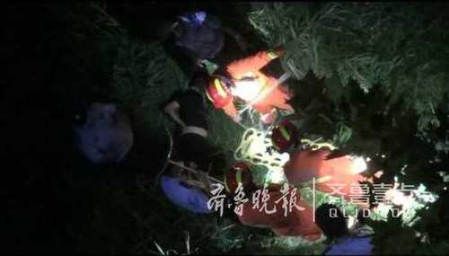 福山一男子酒后跳河落入7米深草丛，腰部受伤终获救