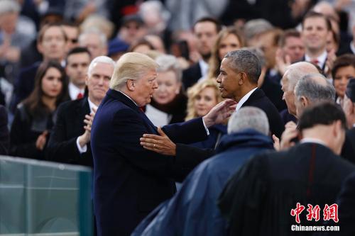 资料图：美国前总统奥巴马与现任总统特朗普。